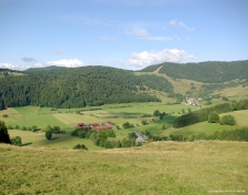 Der Goldbachhof (im Vordergrund) und das Tal mit dem malerischen Ort Bernau-Hof